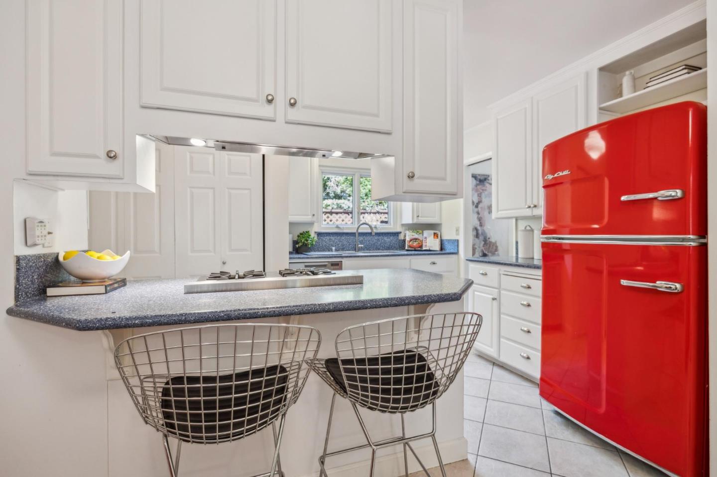 Detail Gallery Image 6 of 16 For 1399 Woodland Ave, Menlo Park,  CA 94025 - 3 Beds | 2 Baths