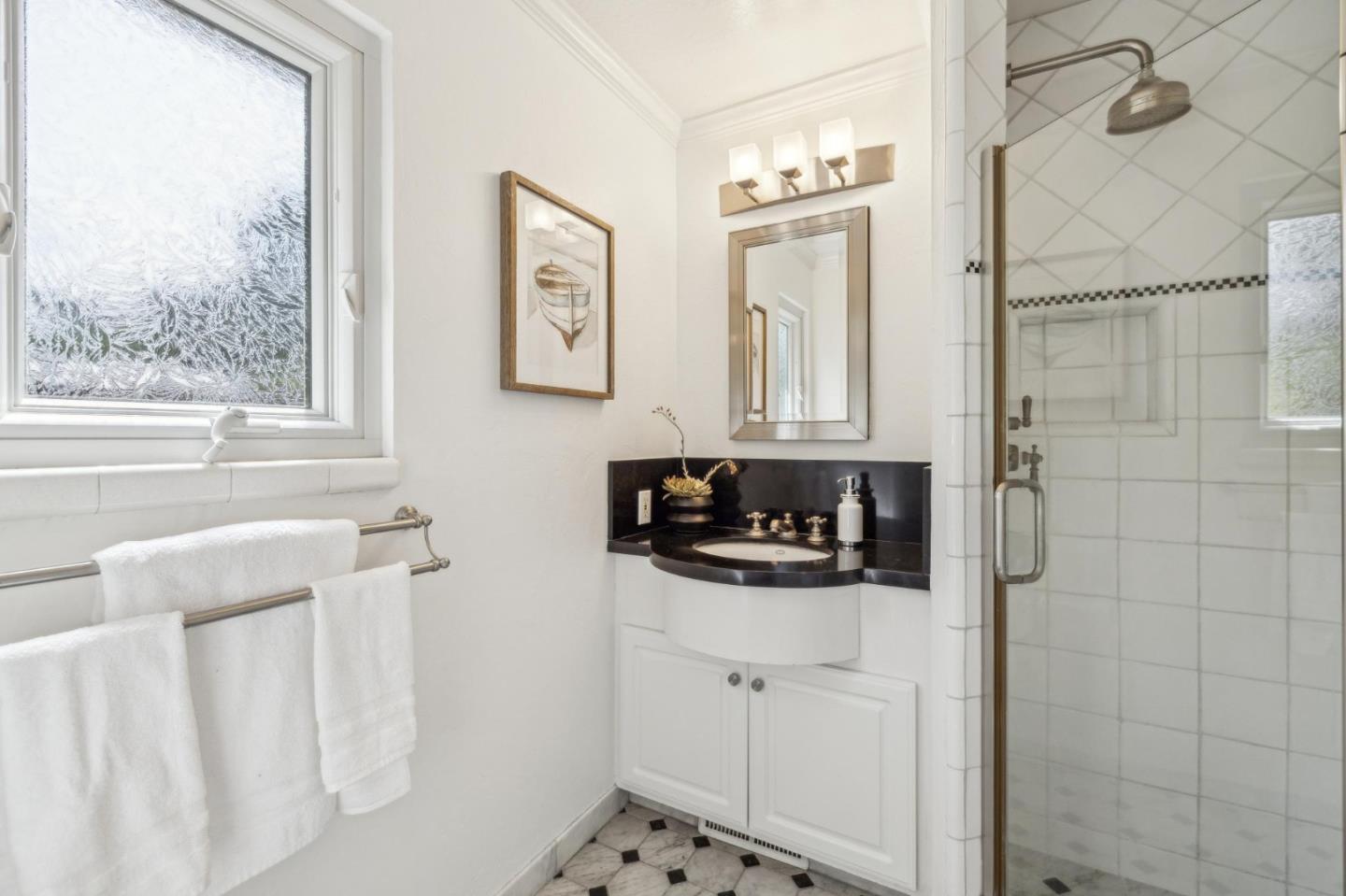 Detail Gallery Image 8 of 16 For 1399 Woodland Ave, Menlo Park,  CA 94025 - 3 Beds | 2 Baths