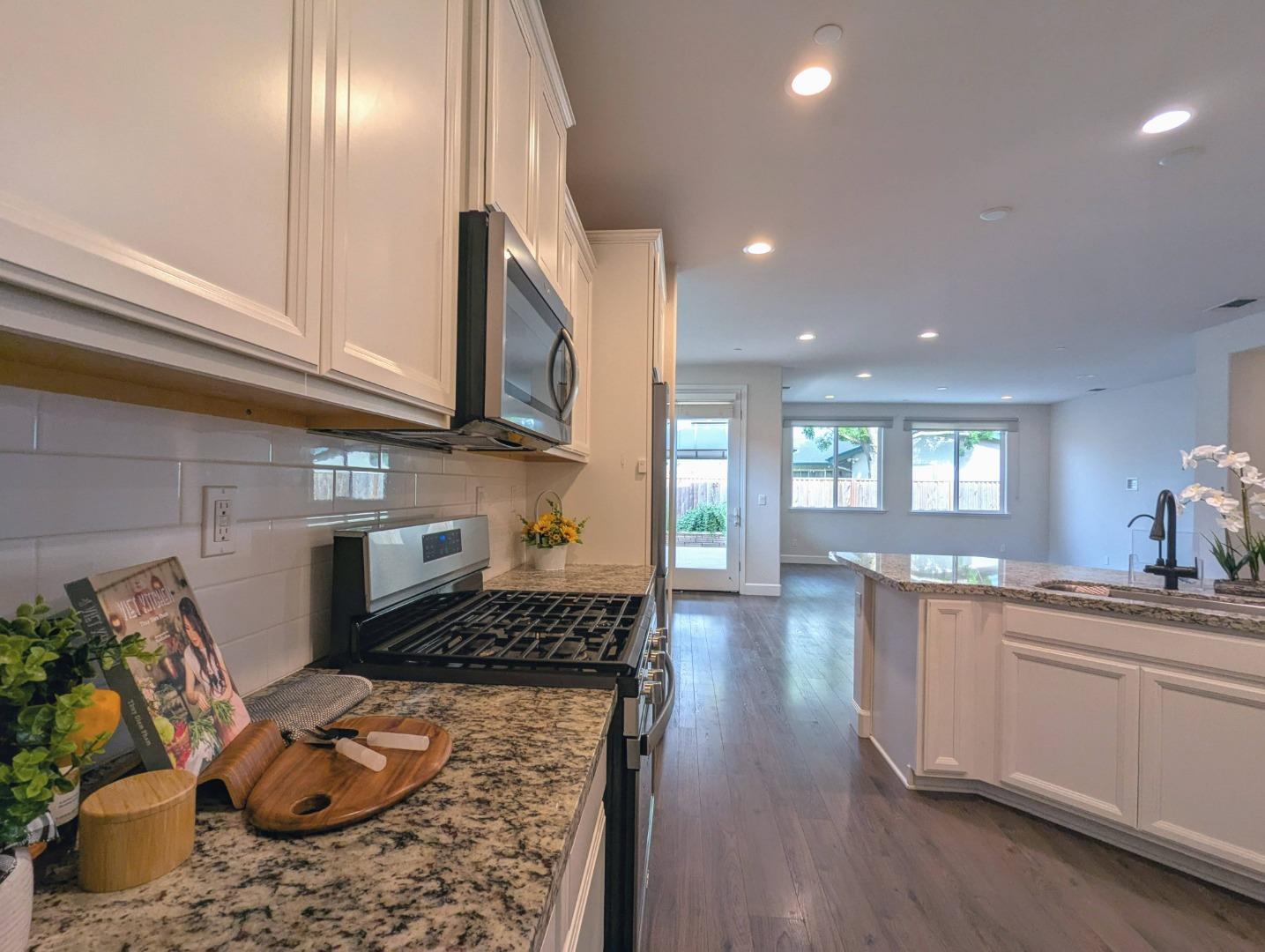 Detail Gallery Image 10 of 31 For 721 Segovia Dr, Hollister,  CA 95023 - 3 Beds | 3 Baths