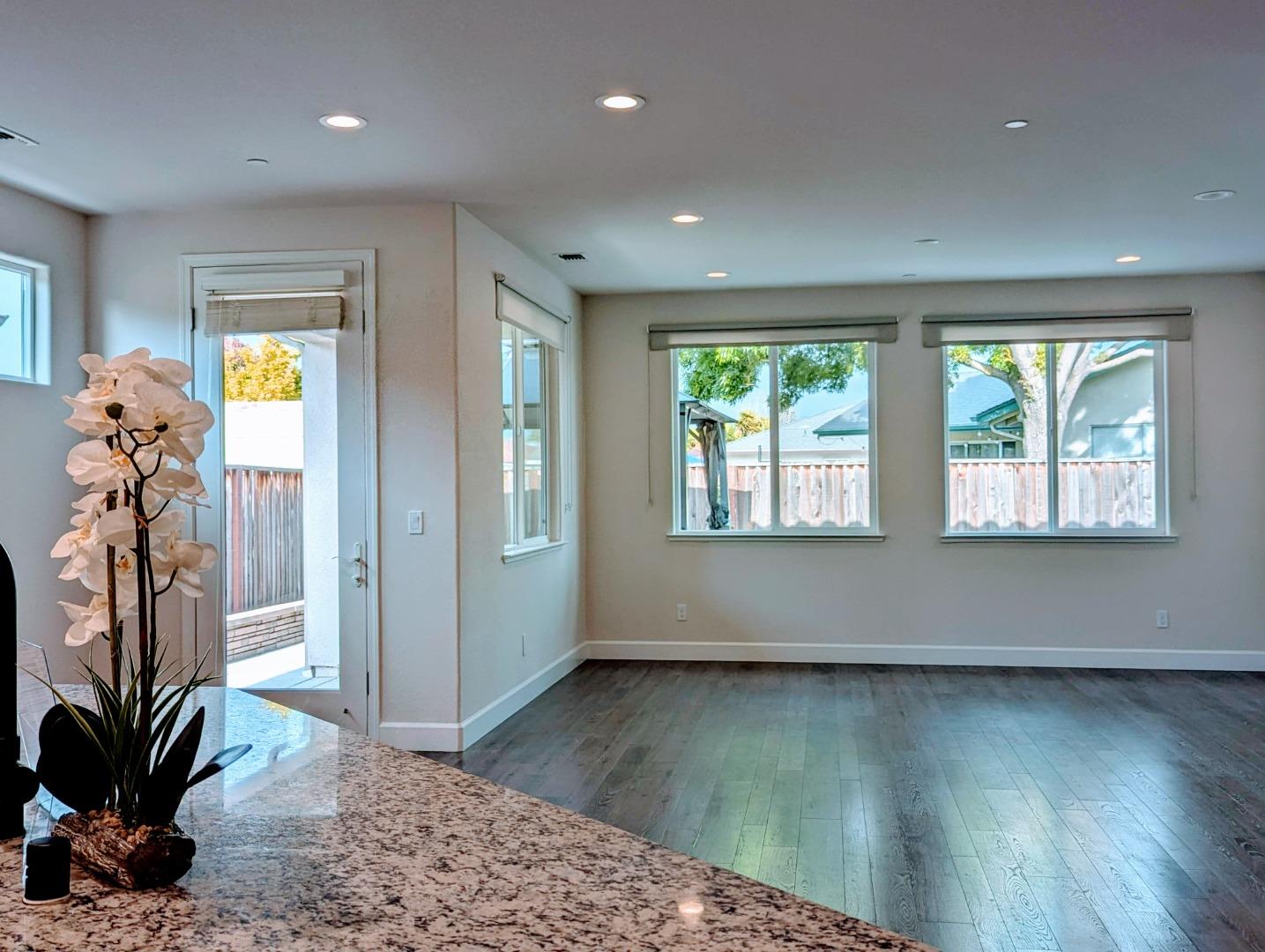 Detail Gallery Image 12 of 31 For 721 Segovia Dr, Hollister,  CA 95023 - 3 Beds | 3 Baths