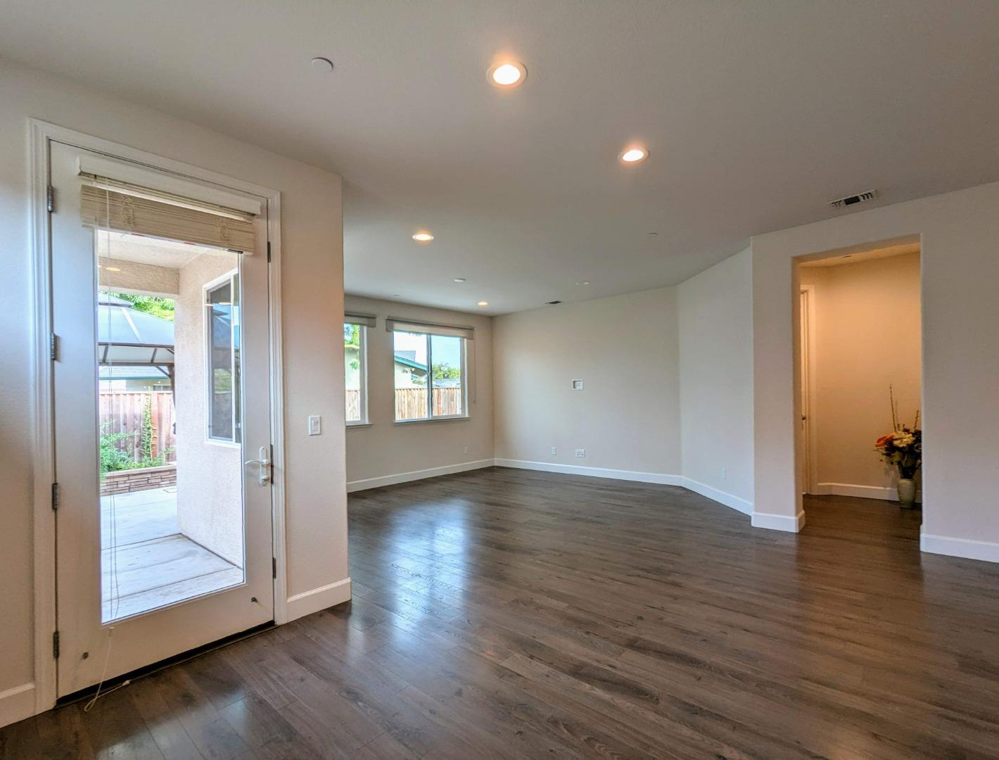 Detail Gallery Image 14 of 31 For 721 Segovia Dr, Hollister,  CA 95023 - 3 Beds | 3 Baths