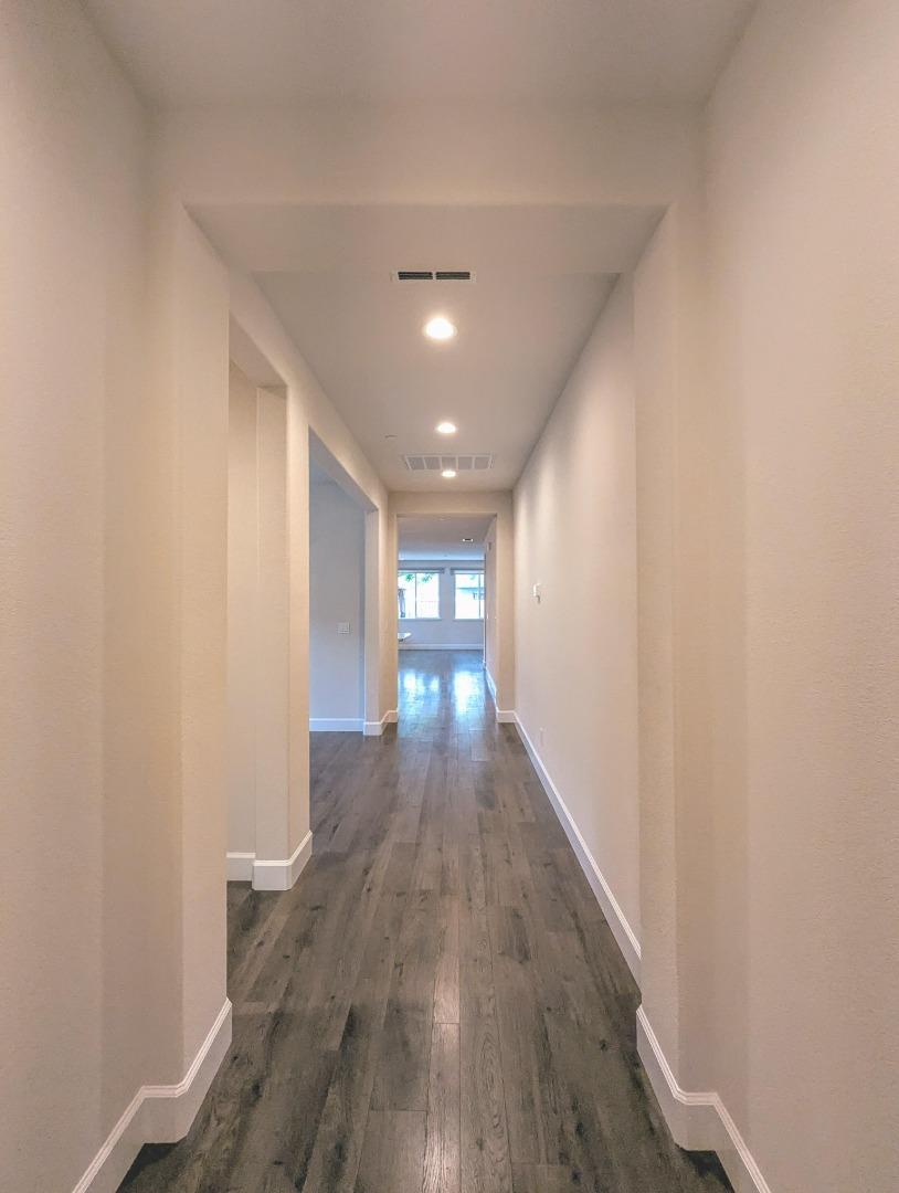 Detail Gallery Image 2 of 31 For 721 Segovia Dr, Hollister,  CA 95023 - 3 Beds | 3 Baths