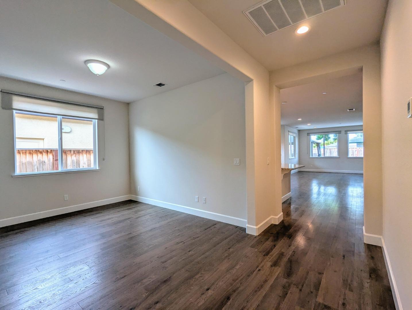 Detail Gallery Image 3 of 31 For 721 Segovia Dr, Hollister,  CA 95023 - 3 Beds | 3 Baths