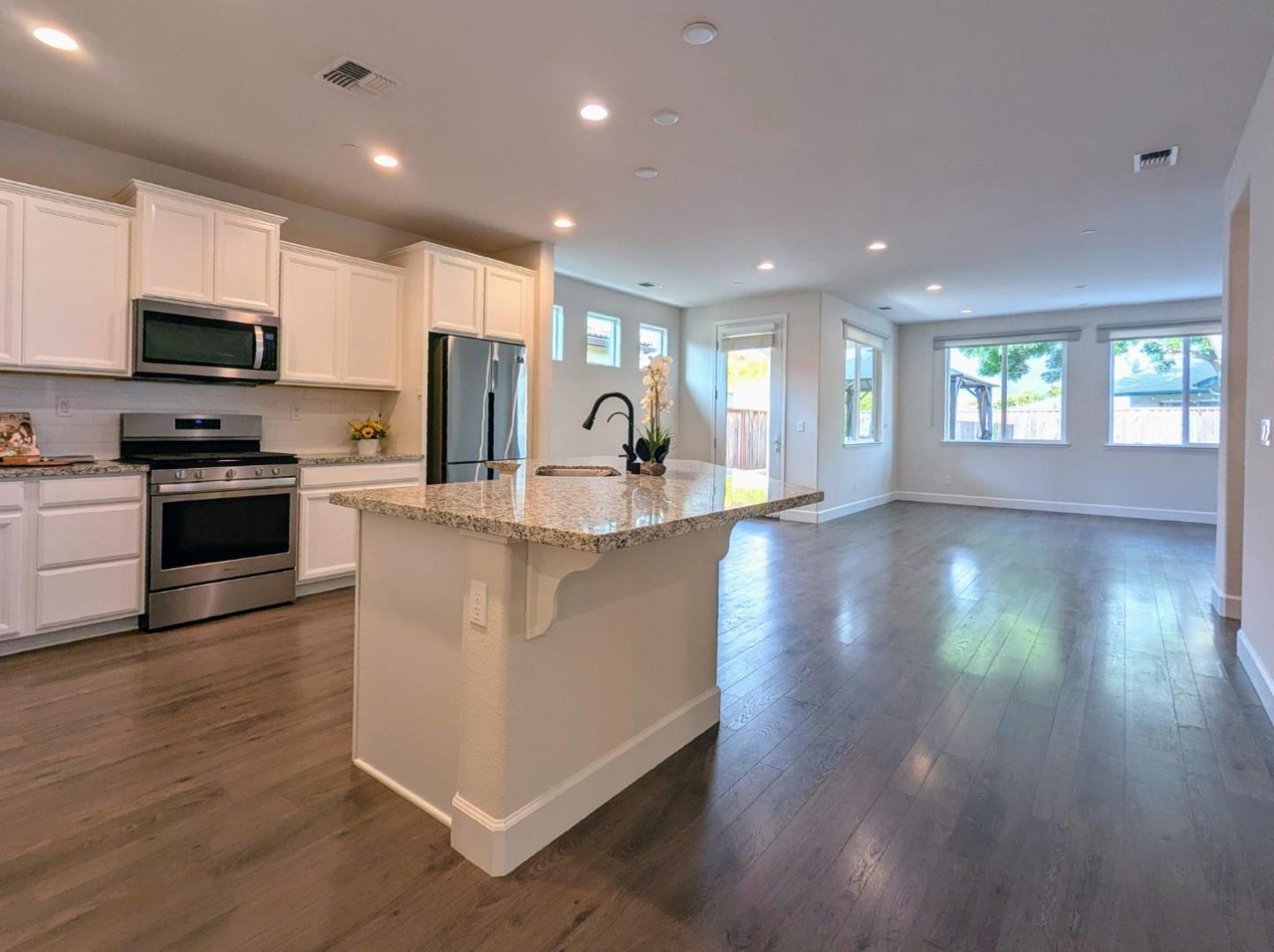 Detail Gallery Image 5 of 31 For 721 Segovia Dr, Hollister,  CA 95023 - 3 Beds | 3 Baths