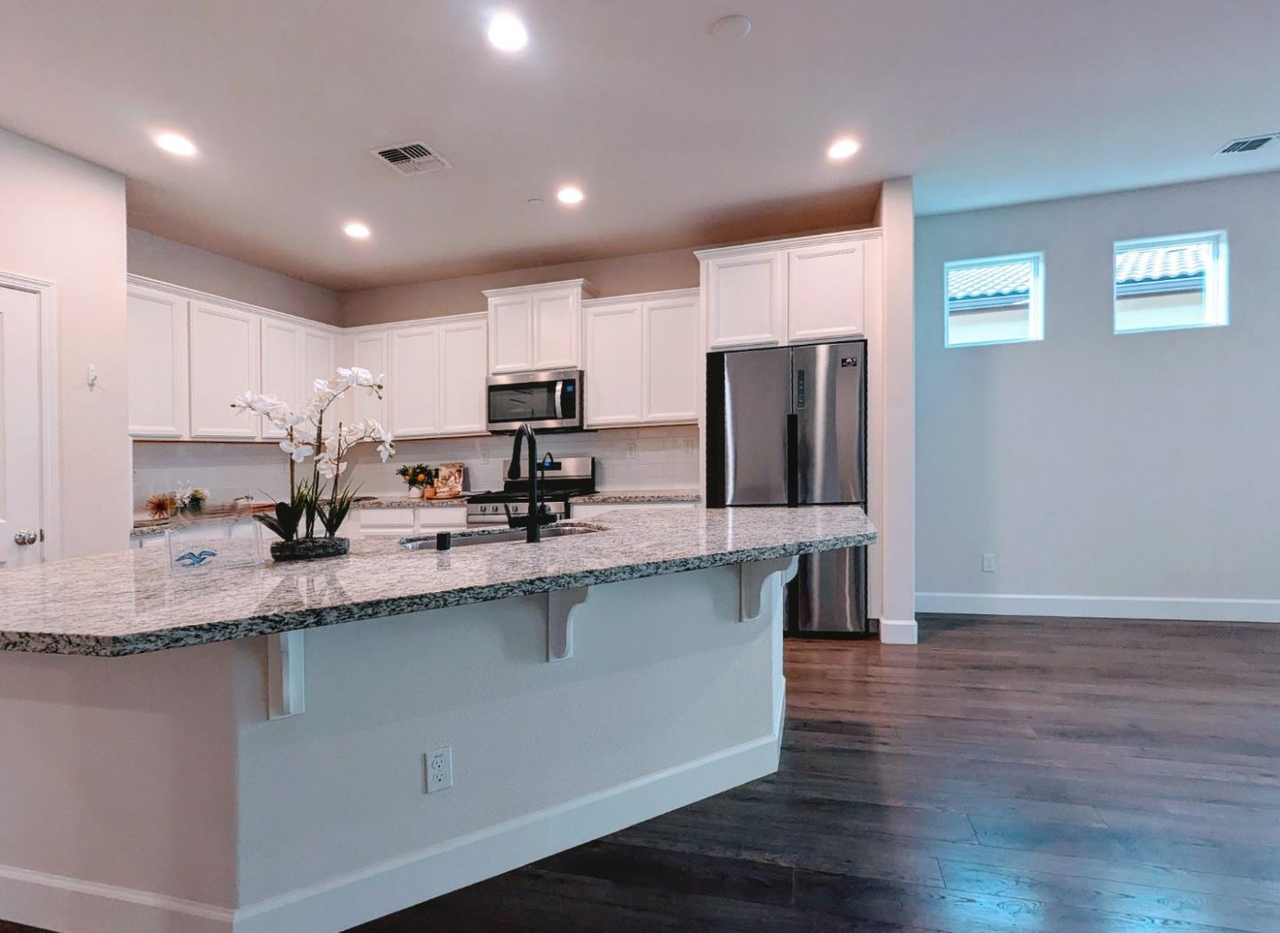 Detail Gallery Image 6 of 31 For 721 Segovia Dr, Hollister,  CA 95023 - 3 Beds | 3 Baths