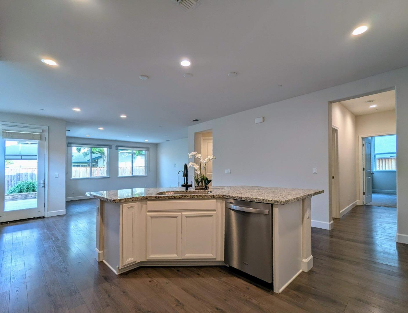 Detail Gallery Image 7 of 31 For 721 Segovia Dr, Hollister,  CA 95023 - 3 Beds | 3 Baths