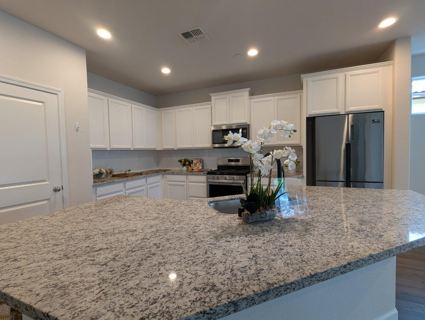 Detail Gallery Image 8 of 31 For 721 Segovia Dr, Hollister,  CA 95023 - 3 Beds | 3 Baths