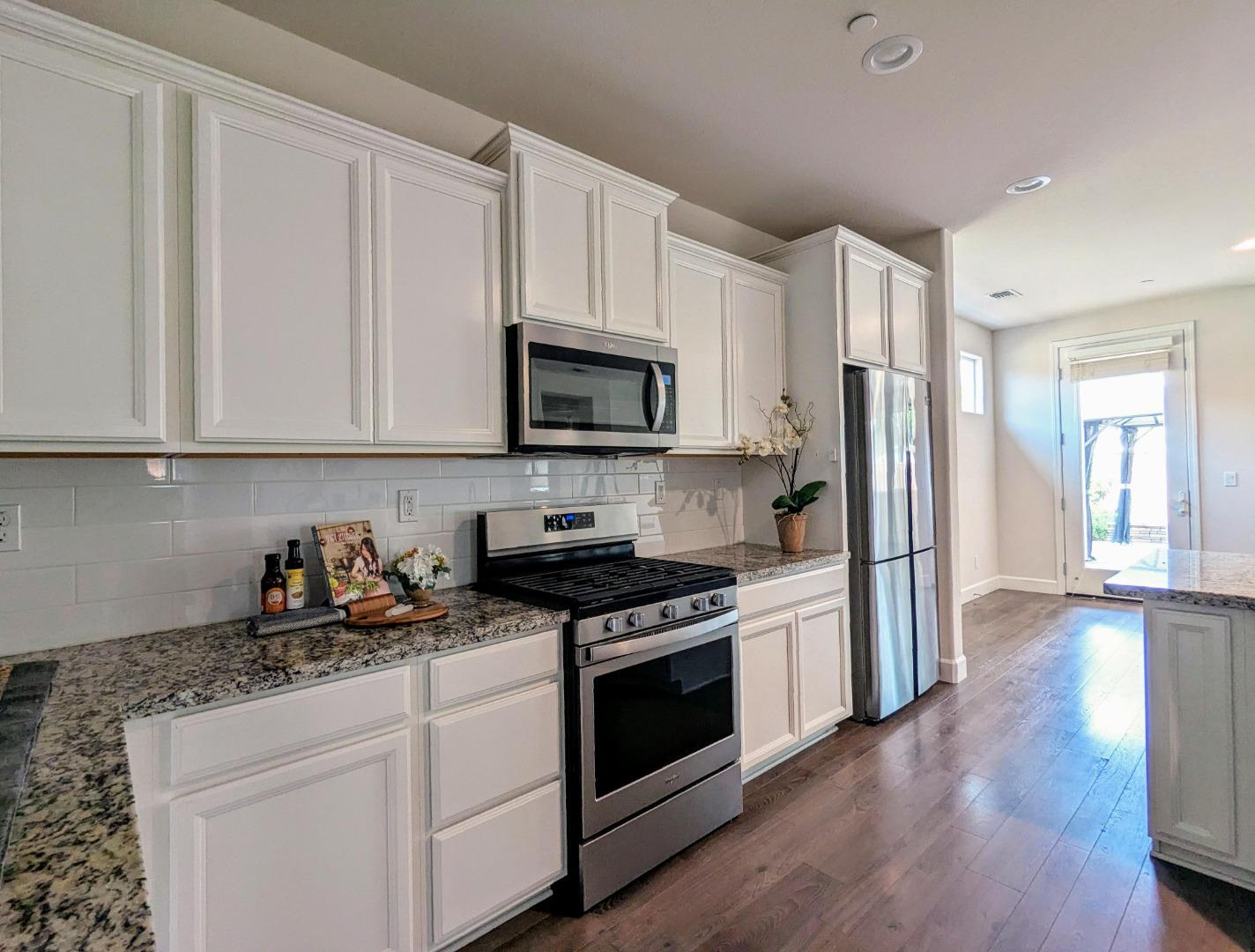 Detail Gallery Image 9 of 31 For 721 Segovia Dr, Hollister,  CA 95023 - 3 Beds | 3 Baths
