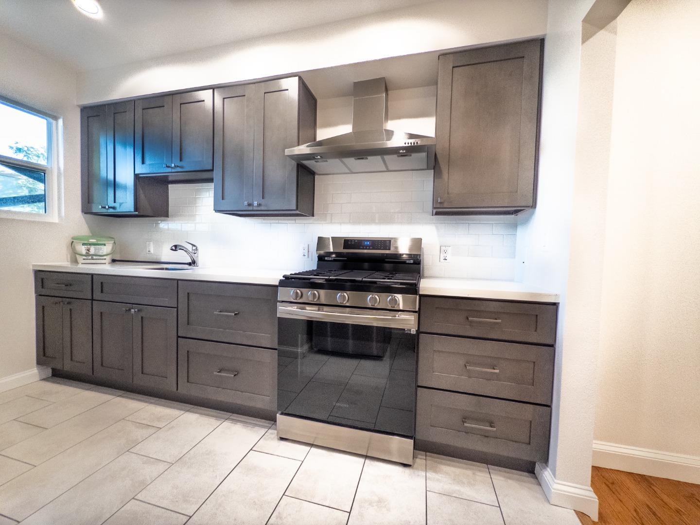 Detail Gallery Image 9 of 10 For 410 Spruce Ave #4,  South San Francisco,  CA 94080 - 11 Beds | 1 Baths