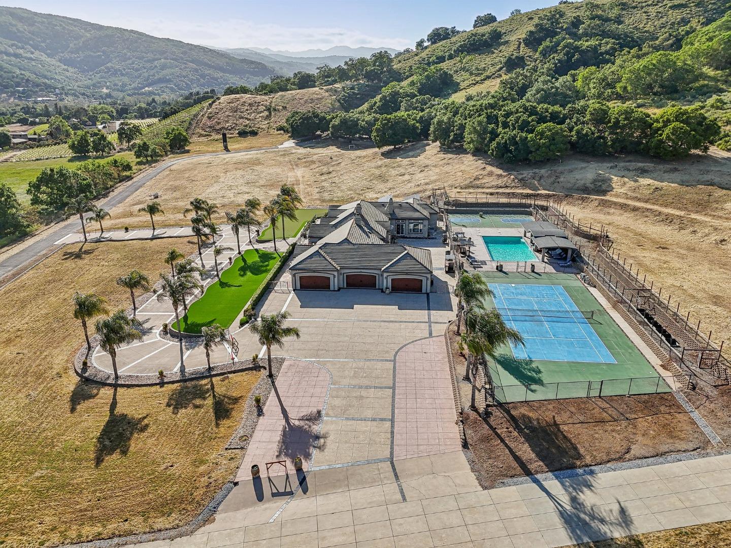 Detail Gallery Image 60 of 103 For 2995 Day Rd, Gilroy,  CA 95020 - 5 Beds | 4 Baths