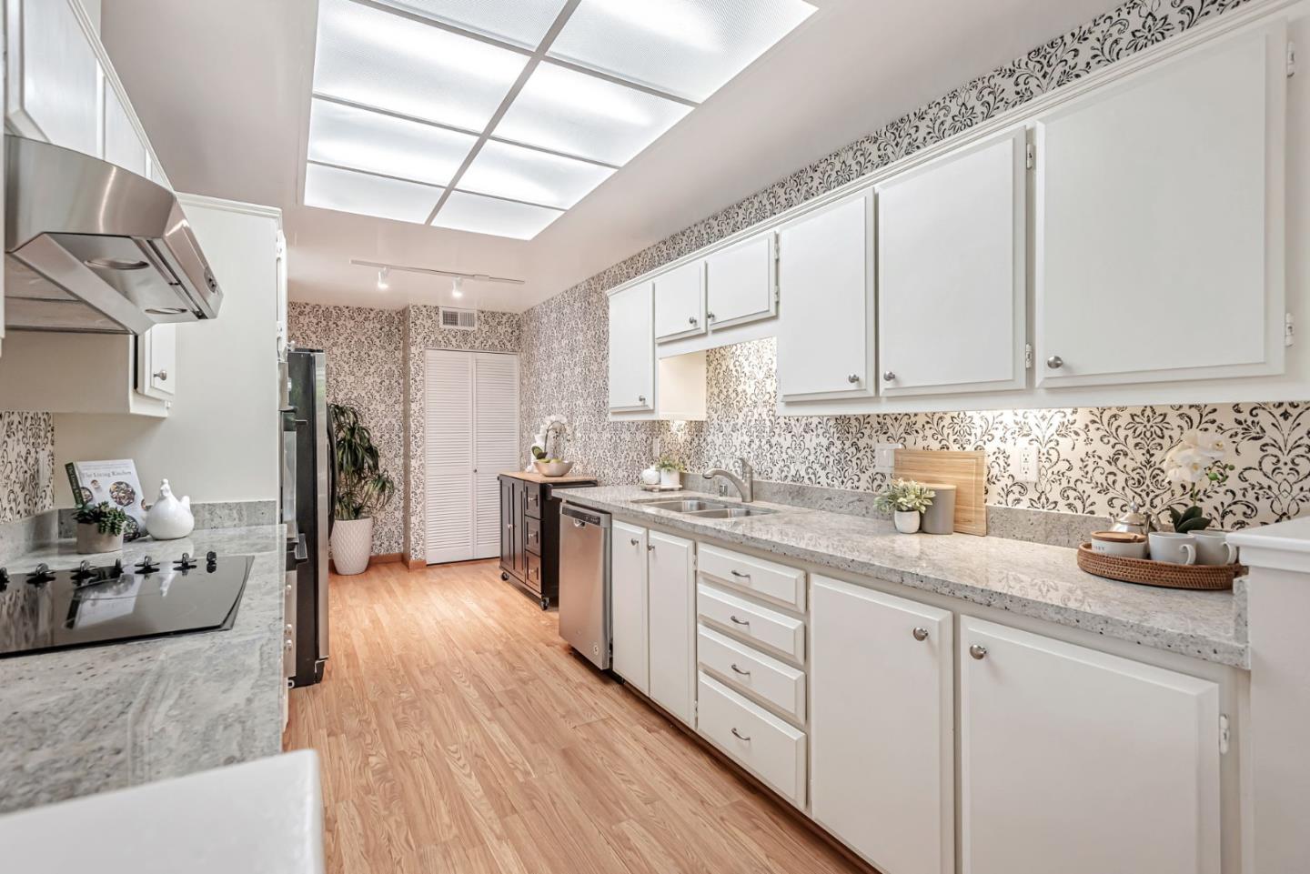 Detail Gallery Image 7 of 41 For 1294 Woodside Rd, Redwood City,  CA 94061 - 2 Beds | 2 Baths