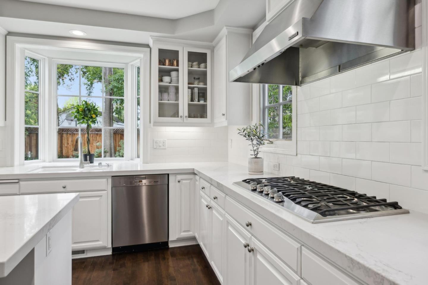 Detail Gallery Image 10 of 35 For 170 Hanna Way, Menlo Park,  CA 94025 - 4 Beds | 3/1 Baths