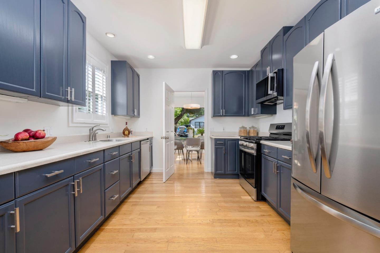 Detail Gallery Image 12 of 56 For 923 Grand St, Redwood City,  CA 94061 - 4 Beds | 3 Baths