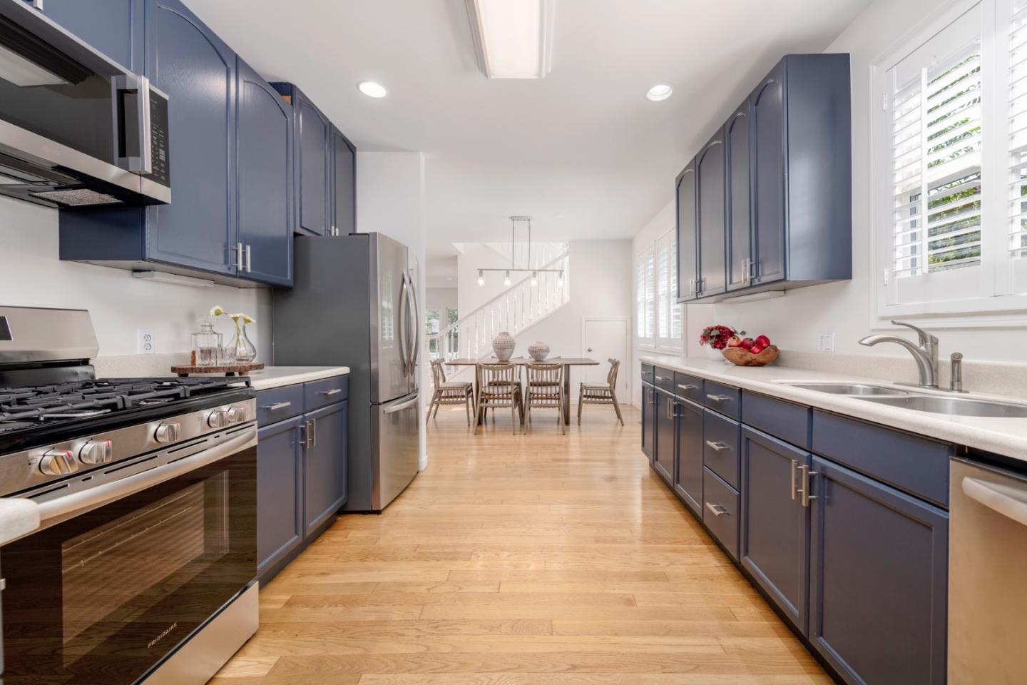 Detail Gallery Image 14 of 56 For 923 Grand St, Redwood City,  CA 94061 - 4 Beds | 3 Baths