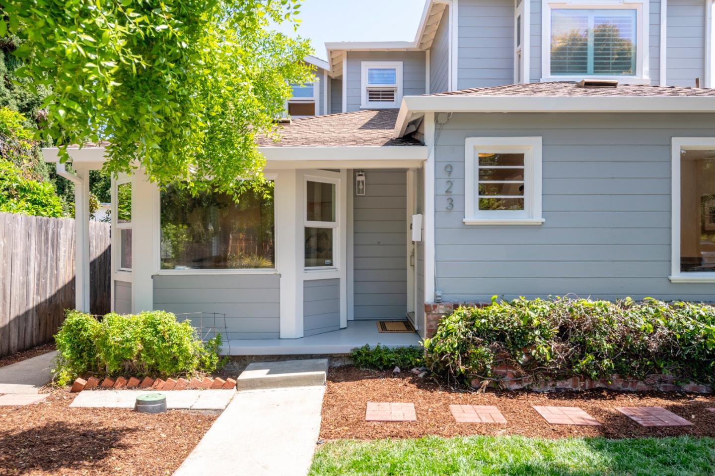 Detail Gallery Image 2 of 56 For 923 Grand St, Redwood City,  CA 94061 - 4 Beds | 3 Baths