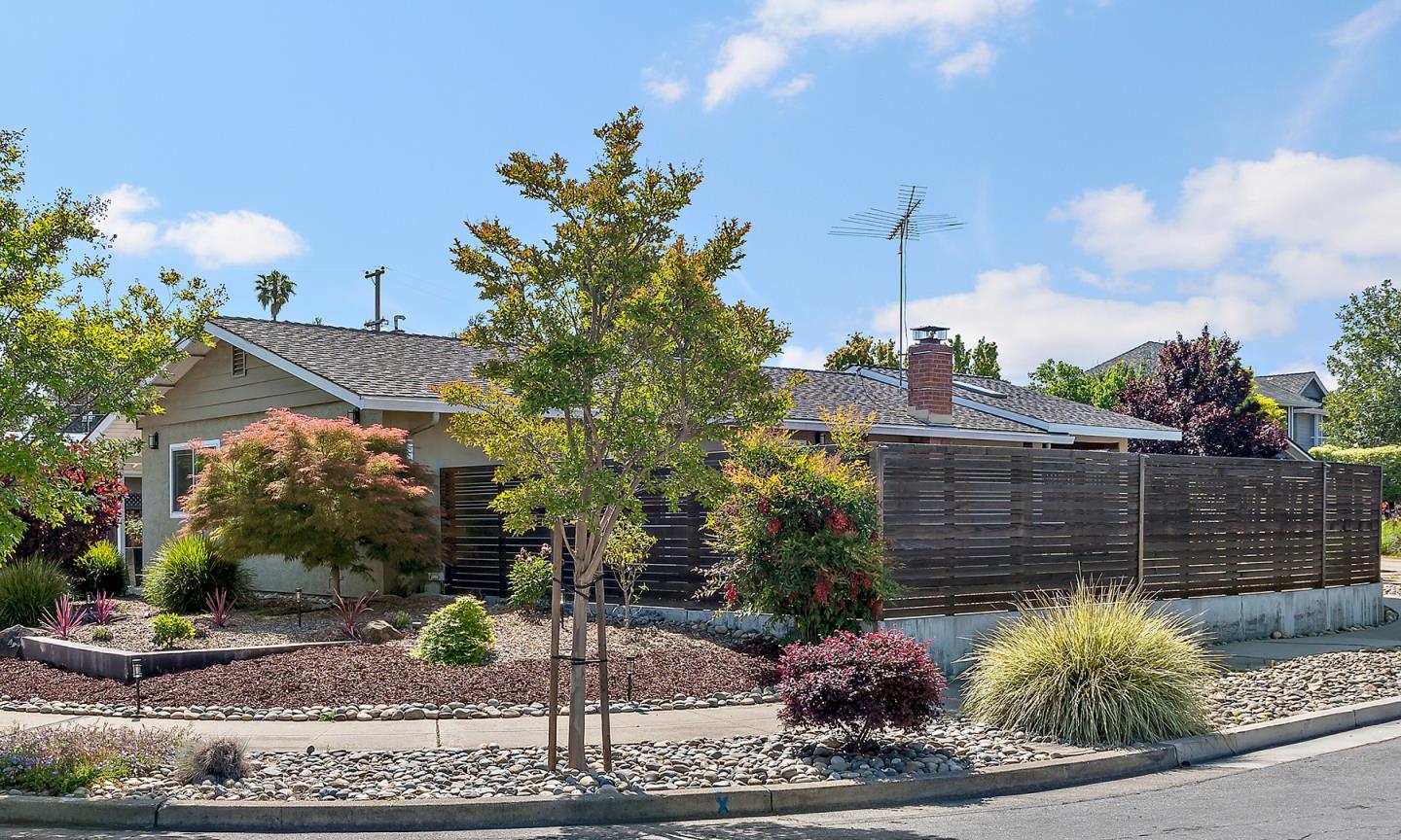 Detail Gallery Image 2 of 40 For 728 Glencoe Ct, Sunnyvale,  CA 94087 - 3 Beds | 2 Baths