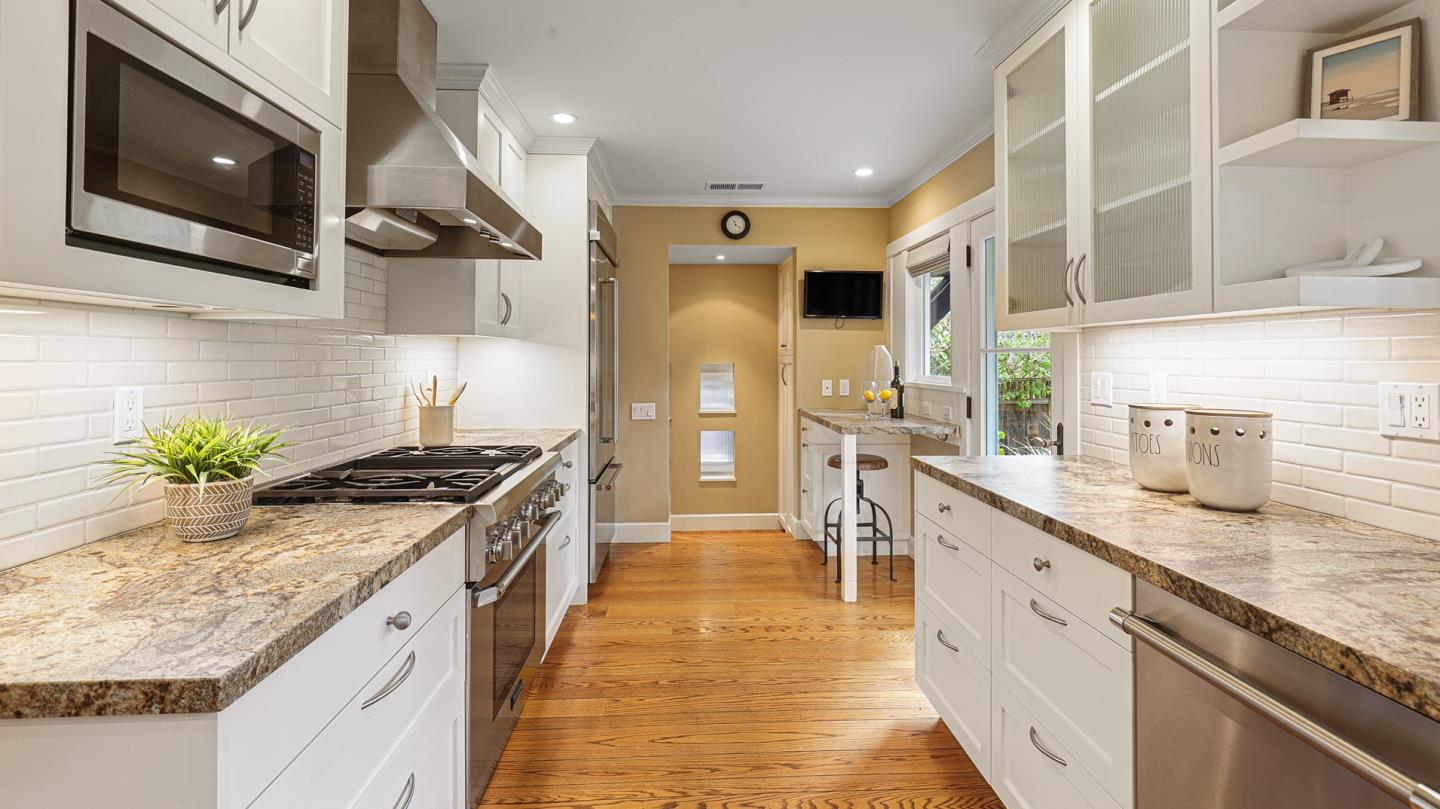 Detail Gallery Image 10 of 60 For 161 E Floresta Way, Portola Valley,  CA 94028 - 3 Beds | 3 Baths