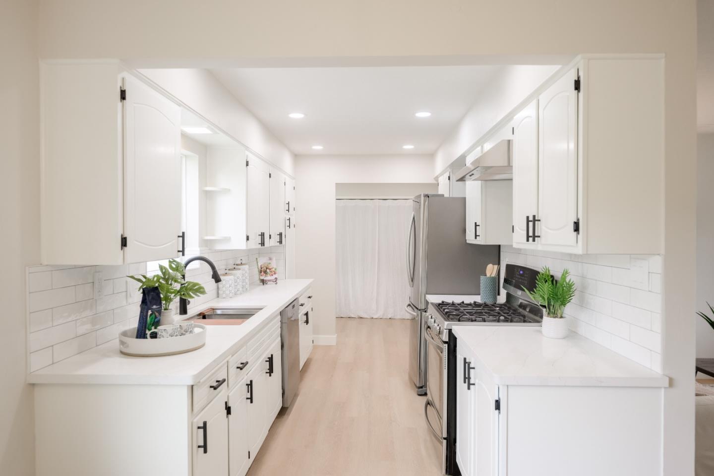 Detail Gallery Image 26 of 95 For 985 32nd Ave, Santa Cruz,  CA 95062 - 3 Beds | 3/1 Baths