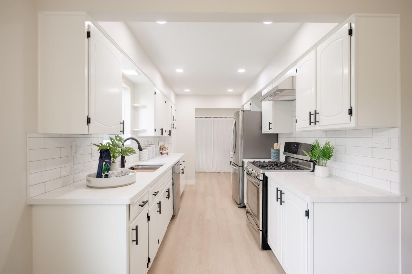 Detail Gallery Image 29 of 95 For 985 32nd Ave, Santa Cruz,  CA 95062 - 3 Beds | 3/1 Baths