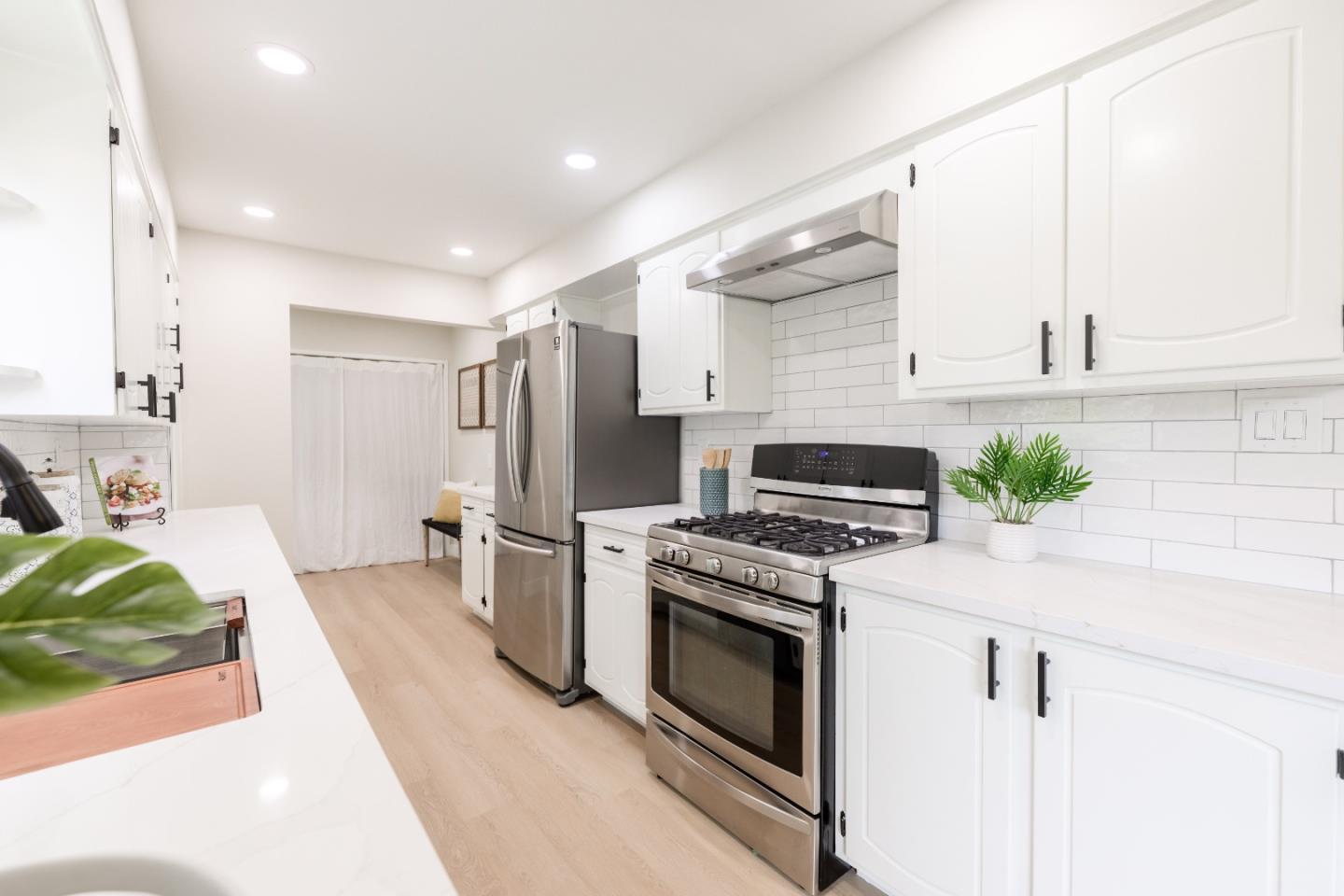 Detail Gallery Image 34 of 95 For 985 32nd Ave, Santa Cruz,  CA 95062 - 3 Beds | 3/1 Baths