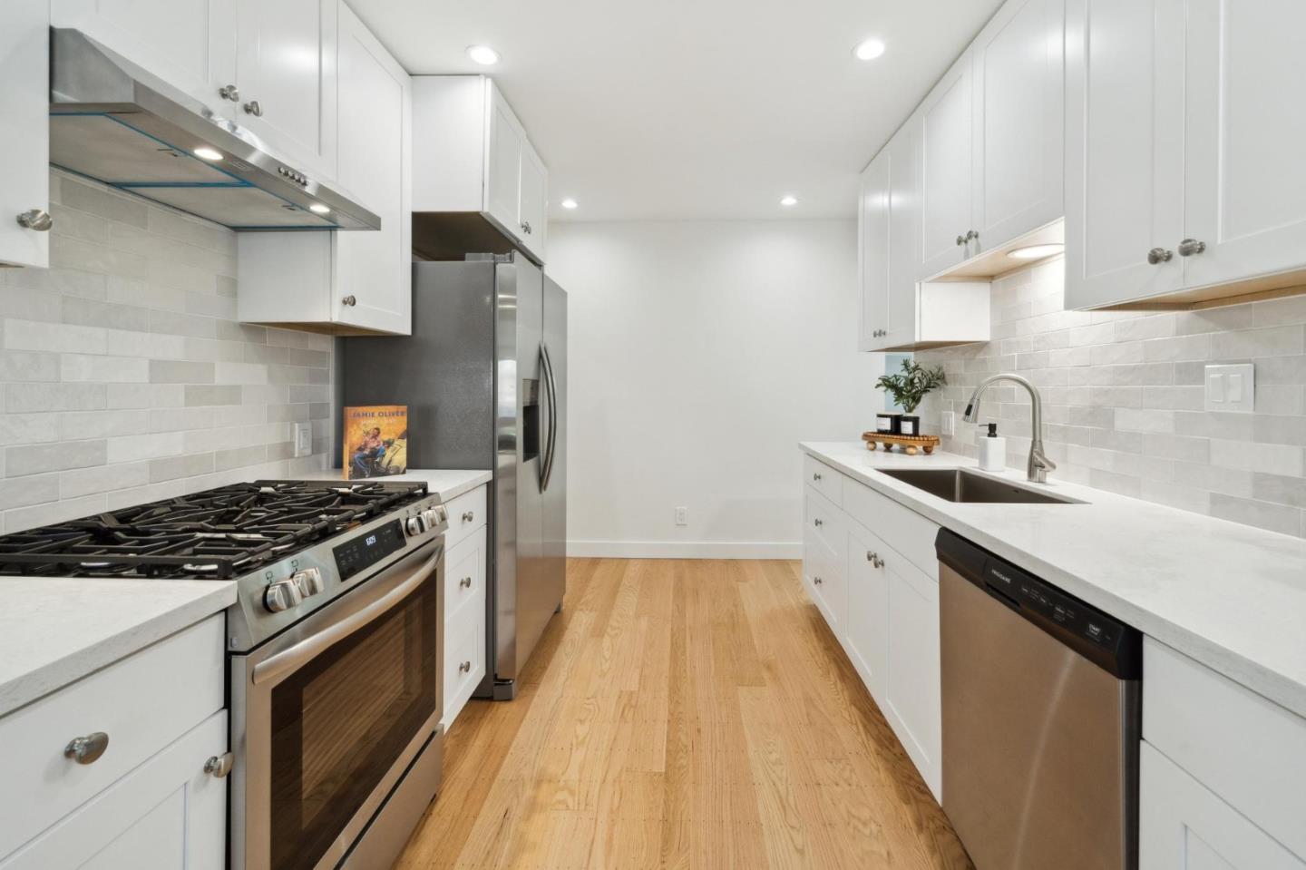 Detail Gallery Image 7 of 25 For 264 Berendos Ave, Pacifica,  CA 94044 - 3 Beds | 2 Baths