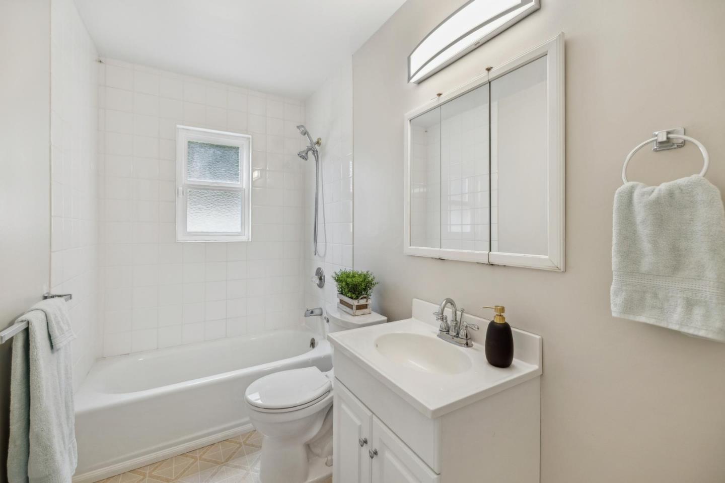 Detail Gallery Image 16 of 26 For 719 Moana Way, Pacifica,  CA 94044 - 3 Beds | 2 Baths
