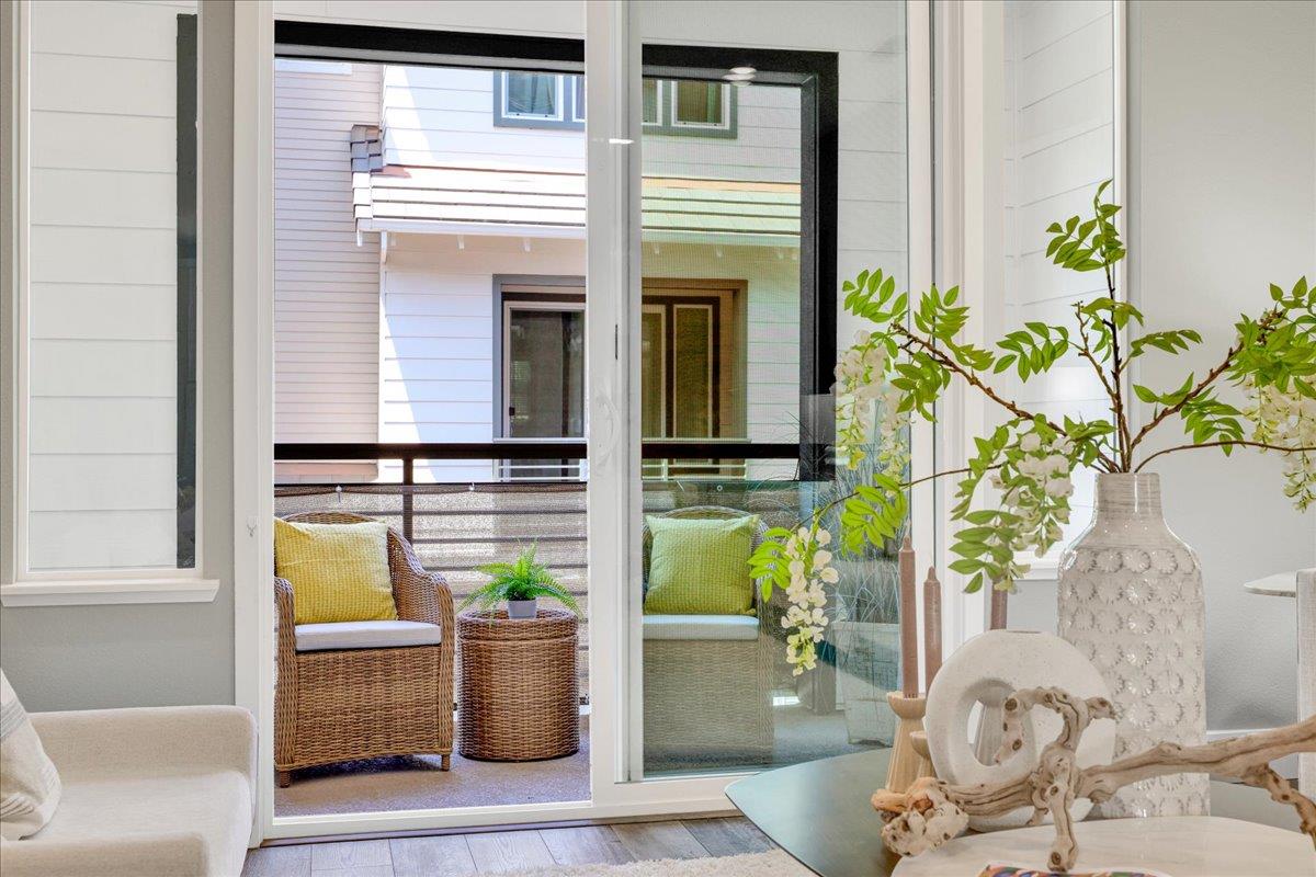 Detail Gallery Image 12 of 69 For 122 Ranch Ln, Mountain View,  CA 94040 - 3 Beds | 3/1 Baths