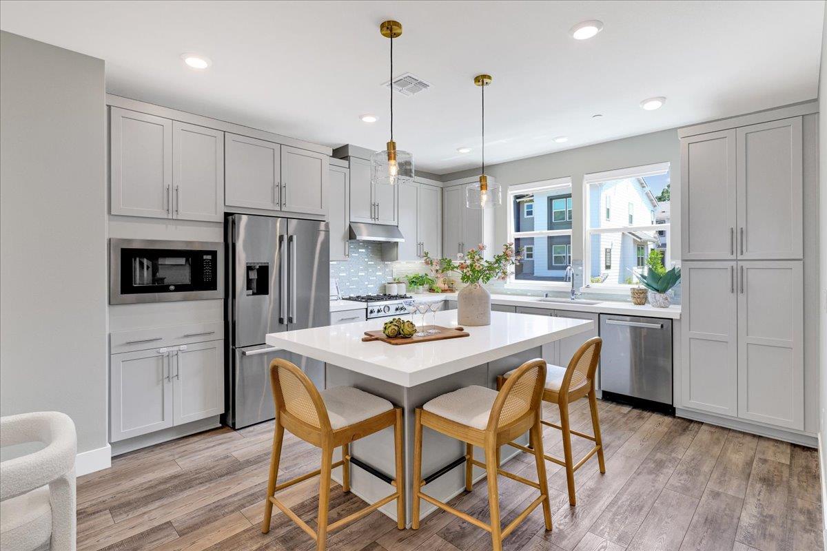 Detail Gallery Image 21 of 69 For 122 Ranch Ln, Mountain View,  CA 94040 - 3 Beds | 3/1 Baths