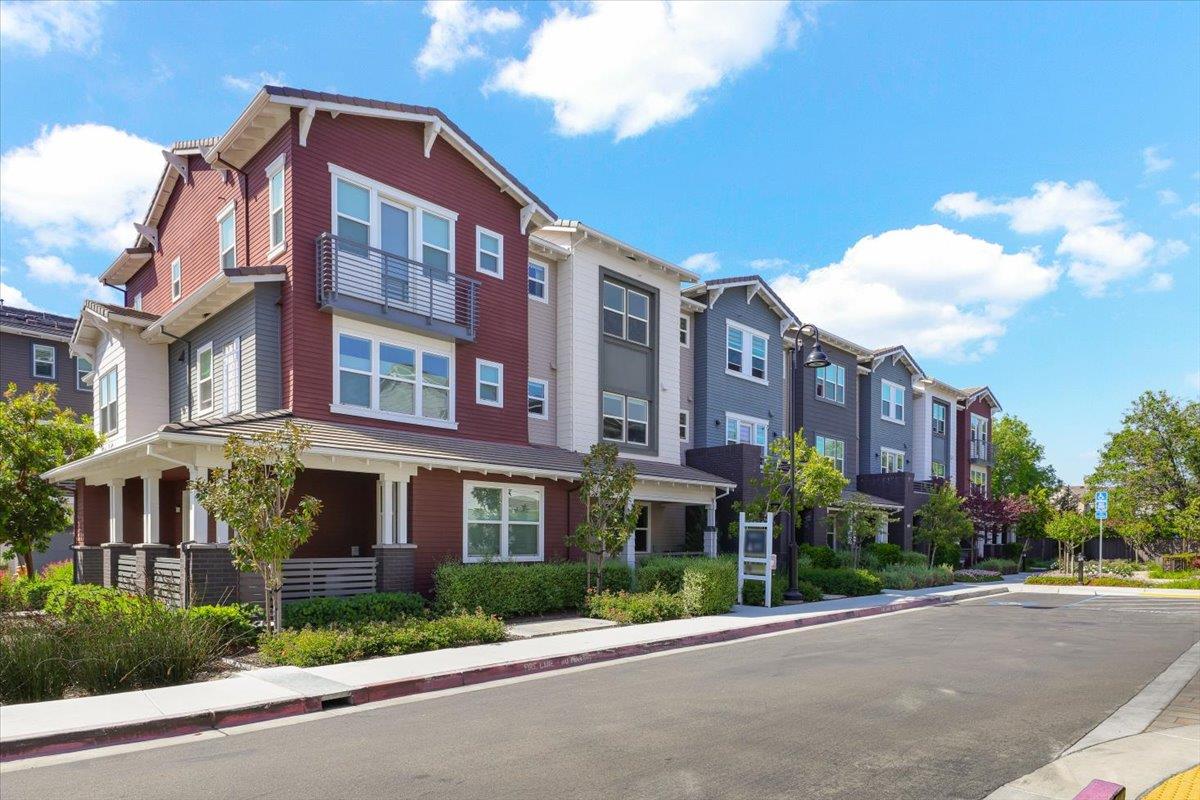Detail Gallery Image 4 of 69 For 122 Ranch Ln, Mountain View,  CA 94040 - 3 Beds | 3/1 Baths