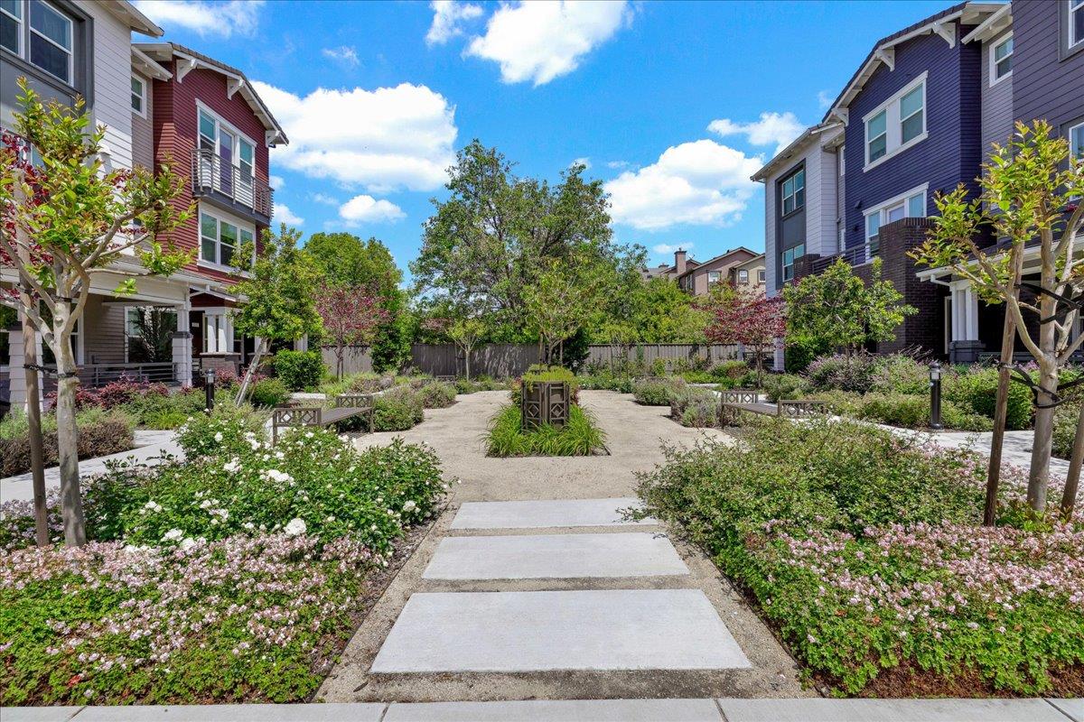 Detail Gallery Image 6 of 69 For 122 Ranch Ln, Mountain View,  CA 94040 - 3 Beds | 3/1 Baths