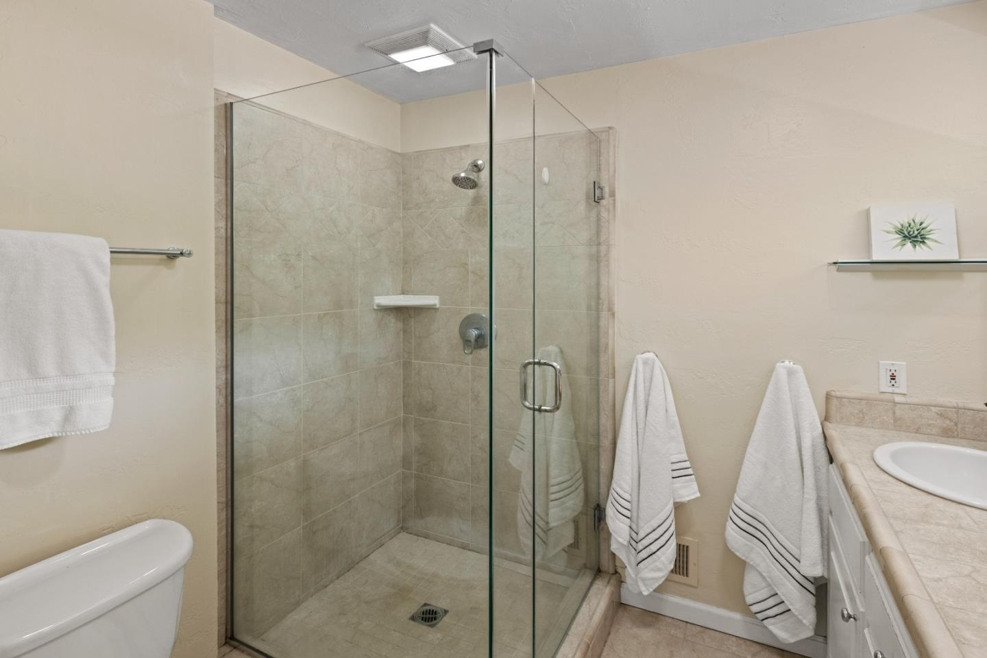 Detail Gallery Image 11 of 22 For 13525 Paseo Terrano, Salinas,  CA 93908 - 3 Beds | 2/1 Baths