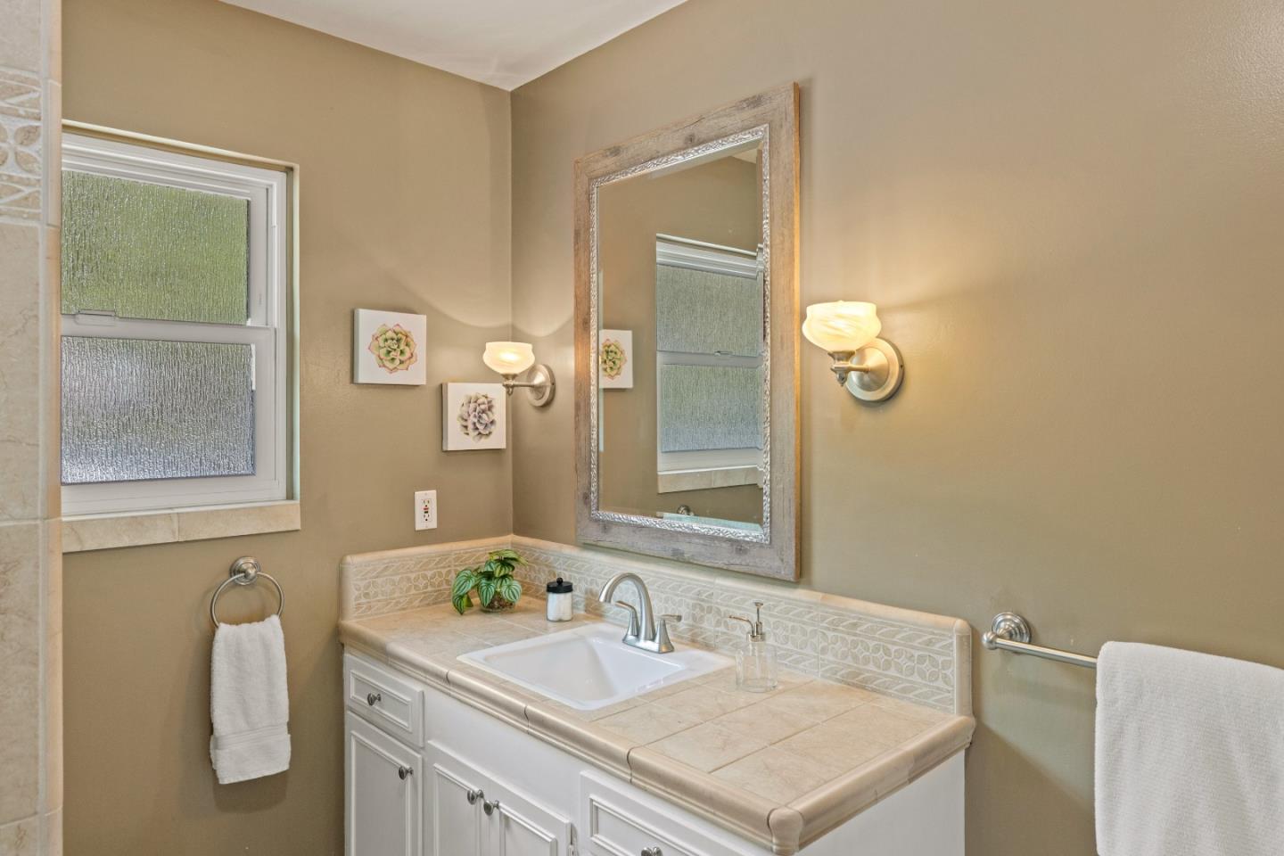 Detail Gallery Image 13 of 22 For 13525 Paseo Terrano, Salinas,  CA 93908 - 3 Beds | 2/1 Baths