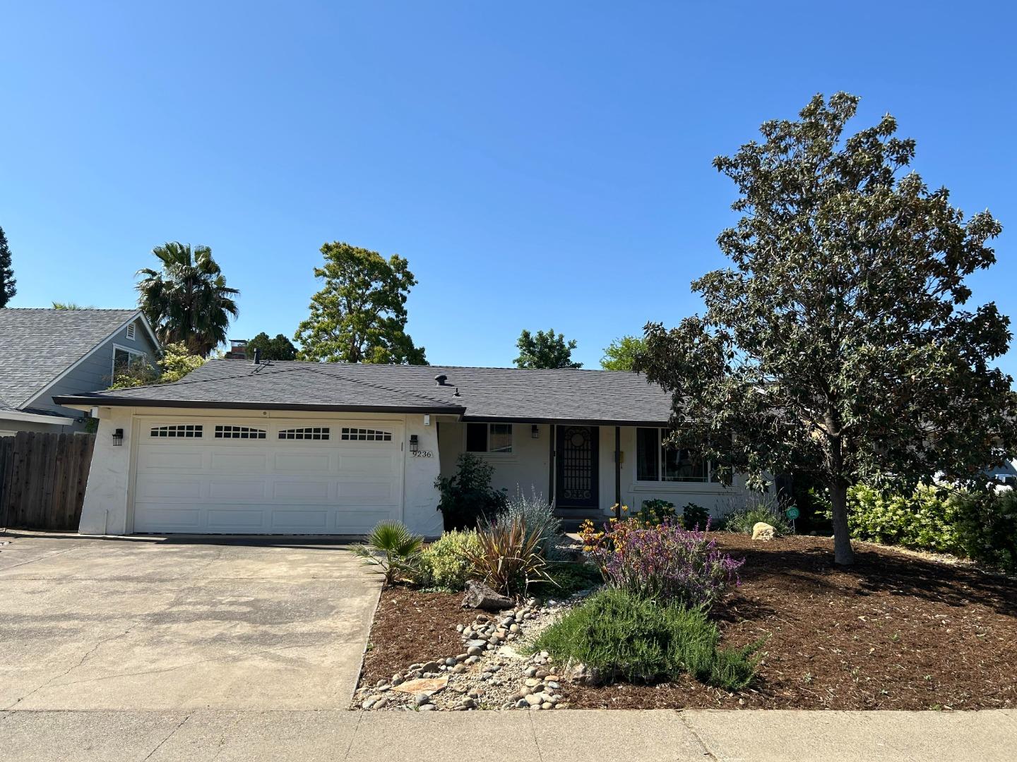 Detail Gallery Image 2 of 18 For 9236 Thilow Dr, Sacramento,  CA 95826 - 3 Beds | 2 Baths