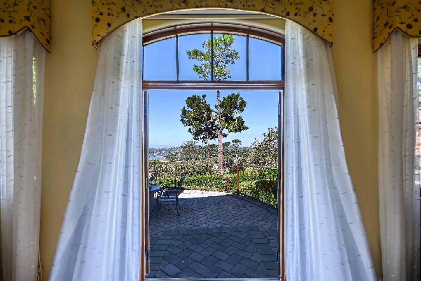 Detail Gallery Image 14 of 49 For 3365 17 Mile Dr, Pebble Beach,  CA 93953 - 5 Beds | 6 Baths