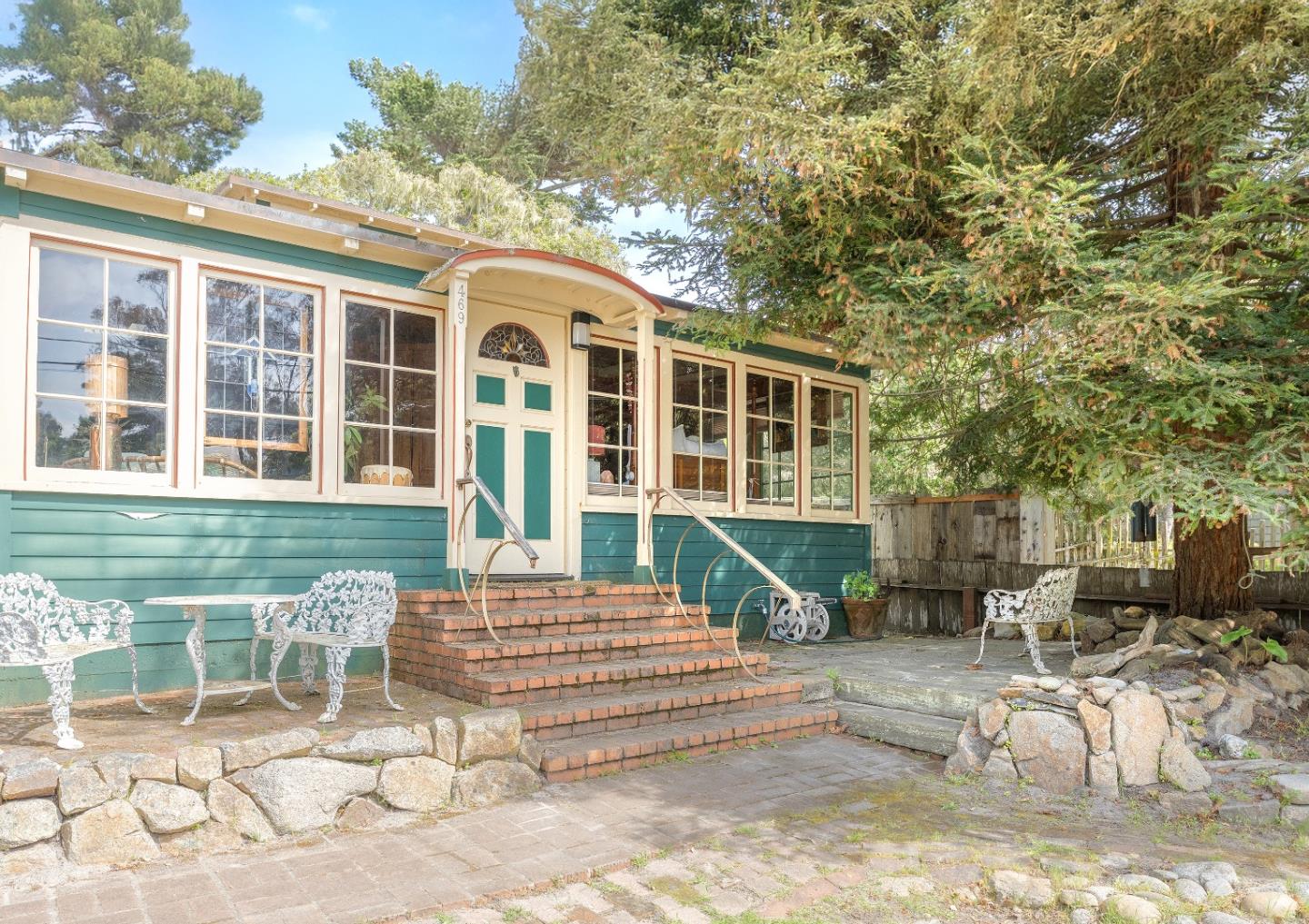 Detail Gallery Image 2 of 37 For 469 Evergreen Rd, Pacific Grove,  CA 93950 - 2 Beds | 1 Baths