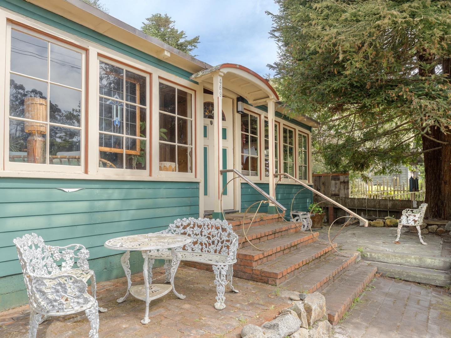 Detail Gallery Image 3 of 37 For 469 Evergreen Rd, Pacific Grove,  CA 93950 - 2 Beds | 1 Baths