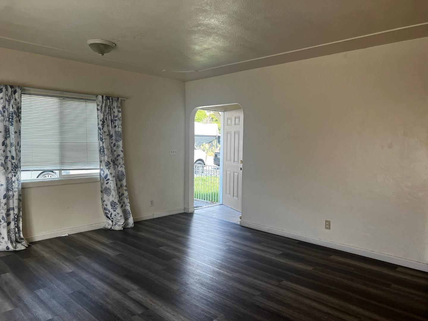 Detail Gallery Image 4 of 46 For 41 Wagner Ave, Watsonville,  CA 95076 - 4 Beds | 1/1 Baths