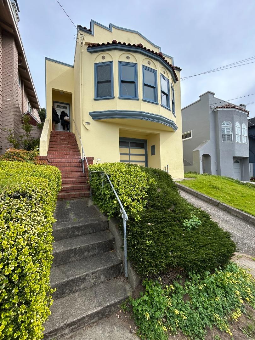 Detail Gallery Image 3 of 10 For 2434 20th Ave, San Francisco,  CA 94116 - 2 Beds | 1 Baths