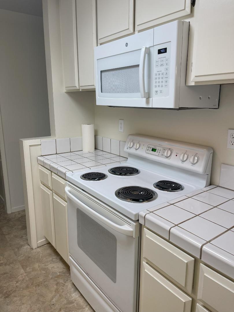 Detail Gallery Image 8 of 26 For 3316 Brittan Ave #12,  San Carlos,  CA 94070 - 3 Beds | 2 Baths