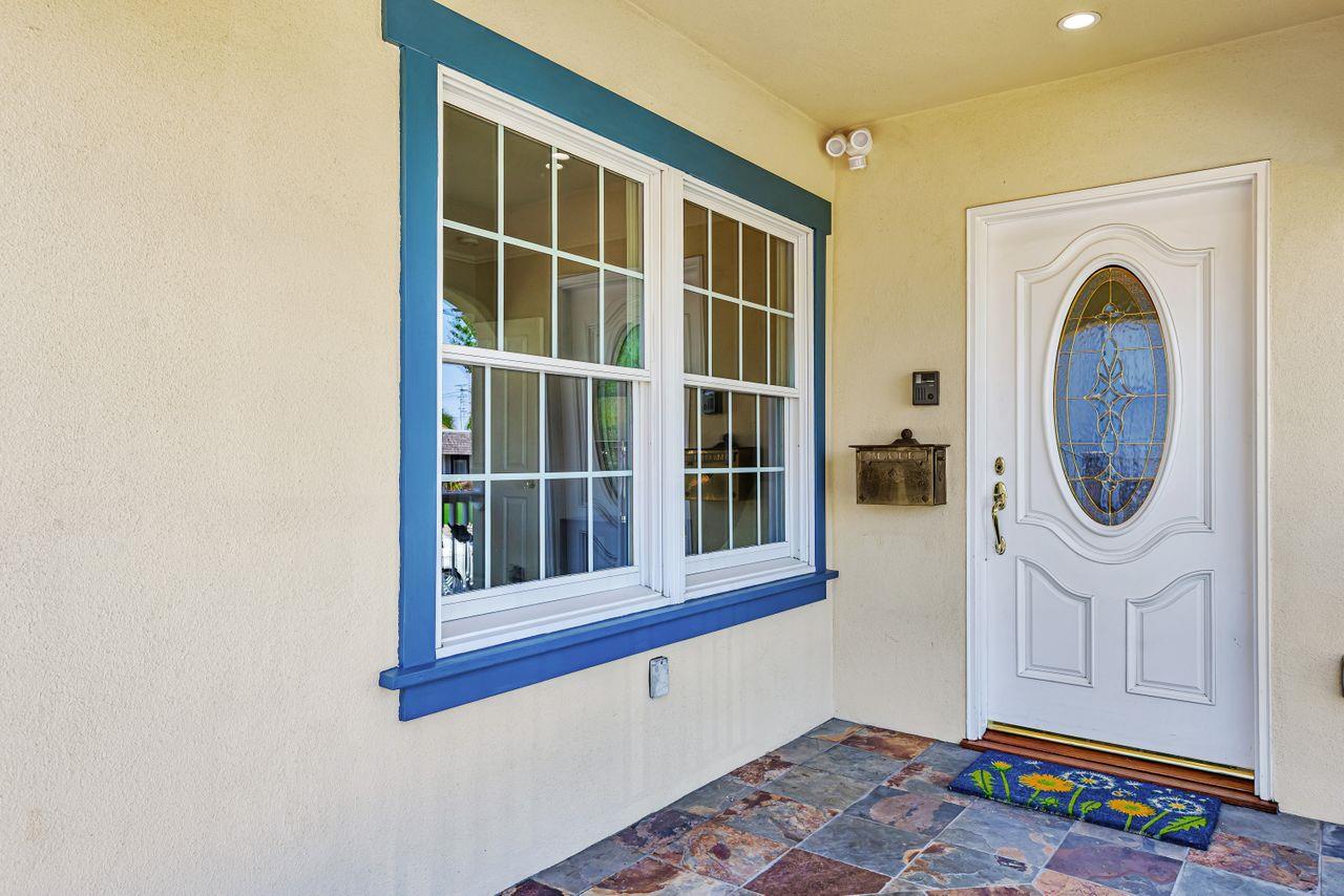 Detail Gallery Image 2 of 36 For 17 Clarendon Rd, Burlingame,  CA 94010 - 2 Beds | 1 Baths