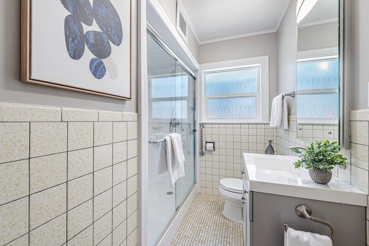 Detail Gallery Image 9 of 36 For 17 Clarendon Rd, Burlingame,  CA 94010 - 2 Beds | 1 Baths