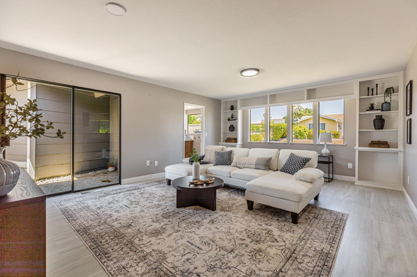 Detail Gallery Image 11 of 28 For 445 Marks Dr, Hollister,  CA 95023 - 3 Beds | 2 Baths
