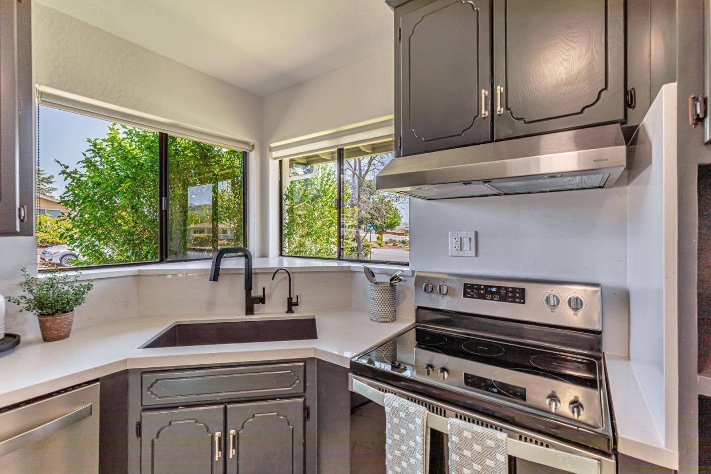 Detail Gallery Image 14 of 28 For 445 Marks Dr, Hollister,  CA 95023 - 3 Beds | 2 Baths