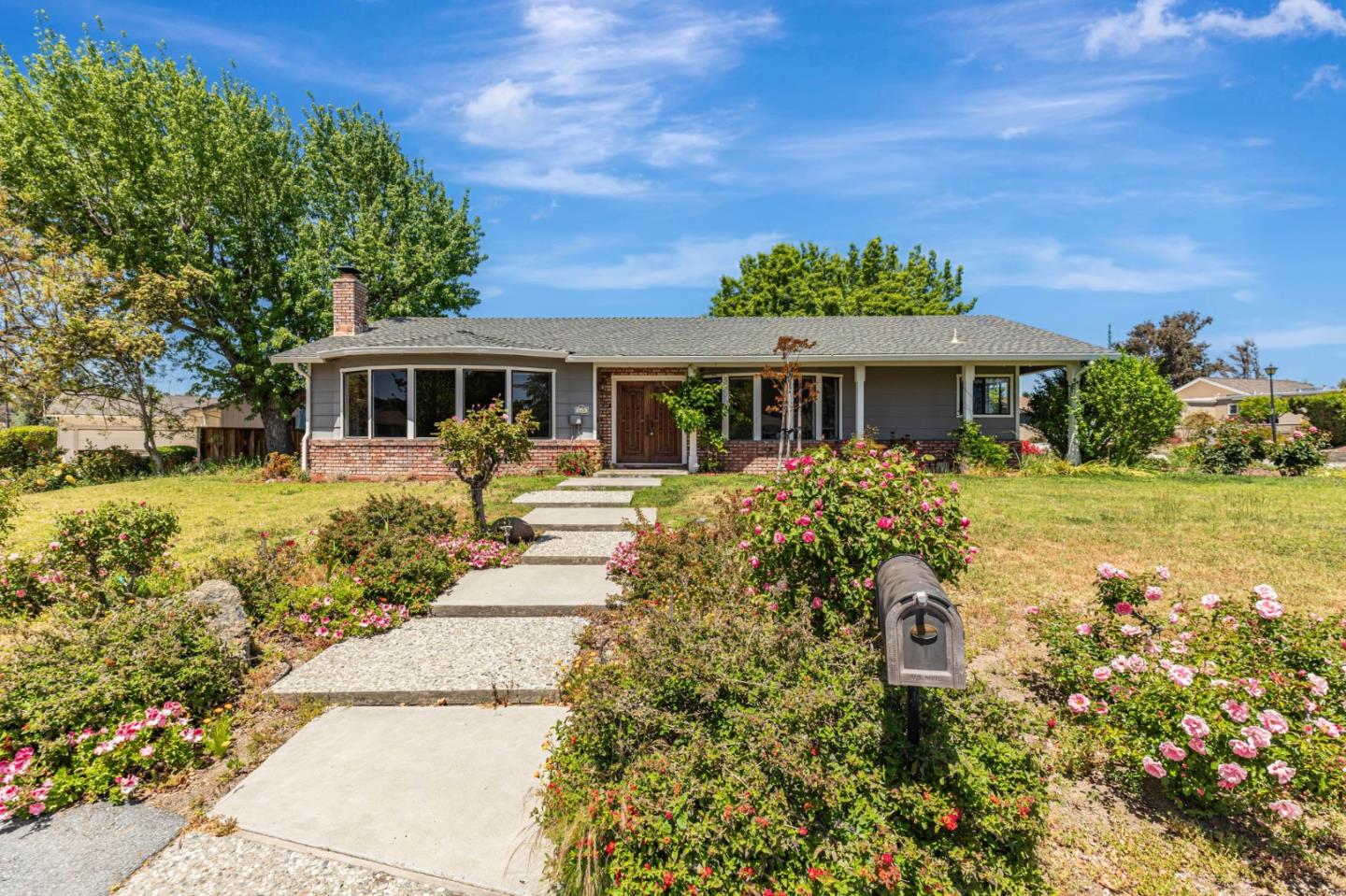 Detail Gallery Image 2 of 28 For 445 Marks Dr, Hollister,  CA 95023 - 3 Beds | 2 Baths