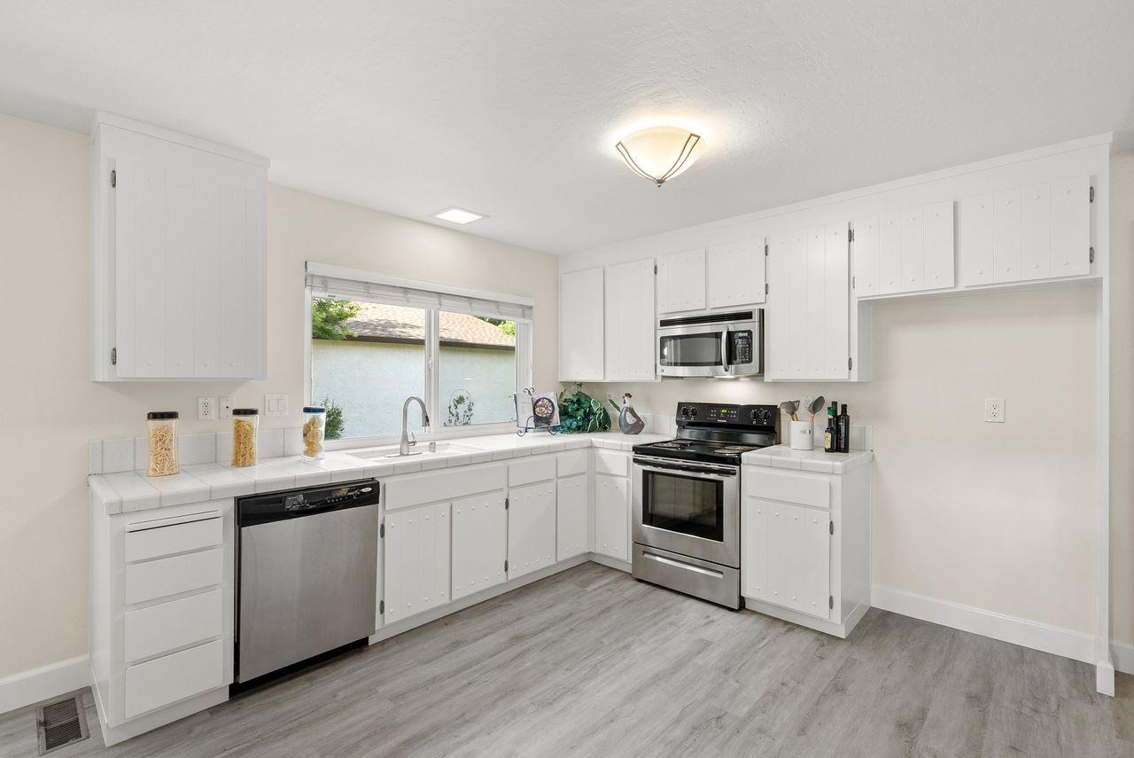 Detail Gallery Image 6 of 19 For 1510 via Cancion, San Jose,  CA 95128 - 3 Beds | 2 Baths