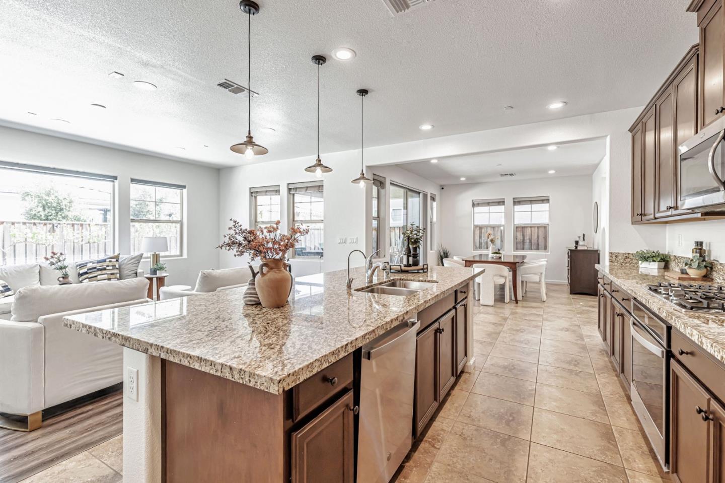 Detail Gallery Image 15 of 61 For 725 Sullivan Way, Gilroy,  CA 95020 - 4 Beds | 3 Baths