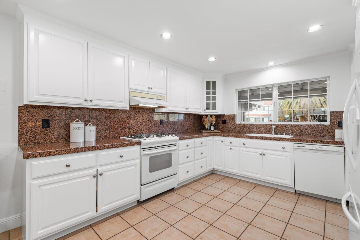 Detail Gallery Image 10 of 24 For 900 Plymouth Dr, Gilroy,  CA 95020 - 4 Beds | 2 Baths