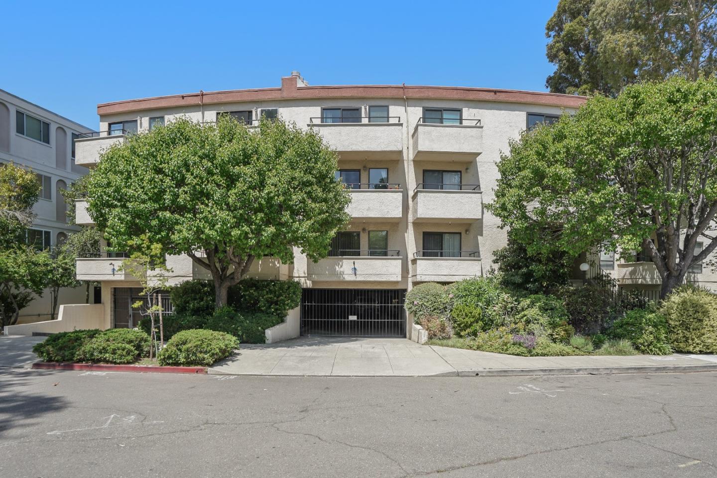 Detail Gallery Image 1 of 34 For 1500 Willow Ave #301,  Burlingame,  CA 94010 - 2 Beds | 2 Baths