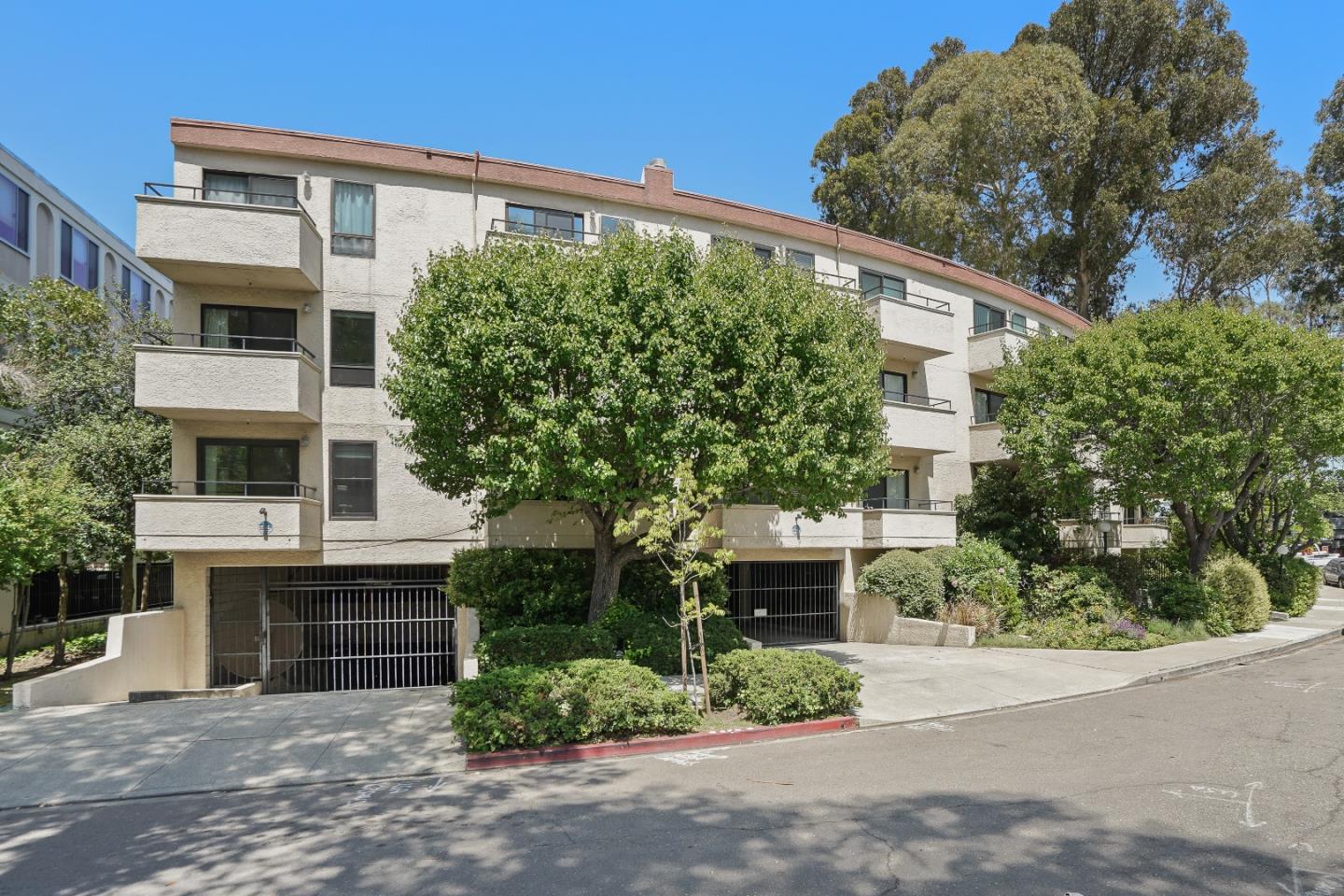 Detail Gallery Image 2 of 34 For 1500 Willow Ave #301,  Burlingame,  CA 94010 - 2 Beds | 2 Baths
