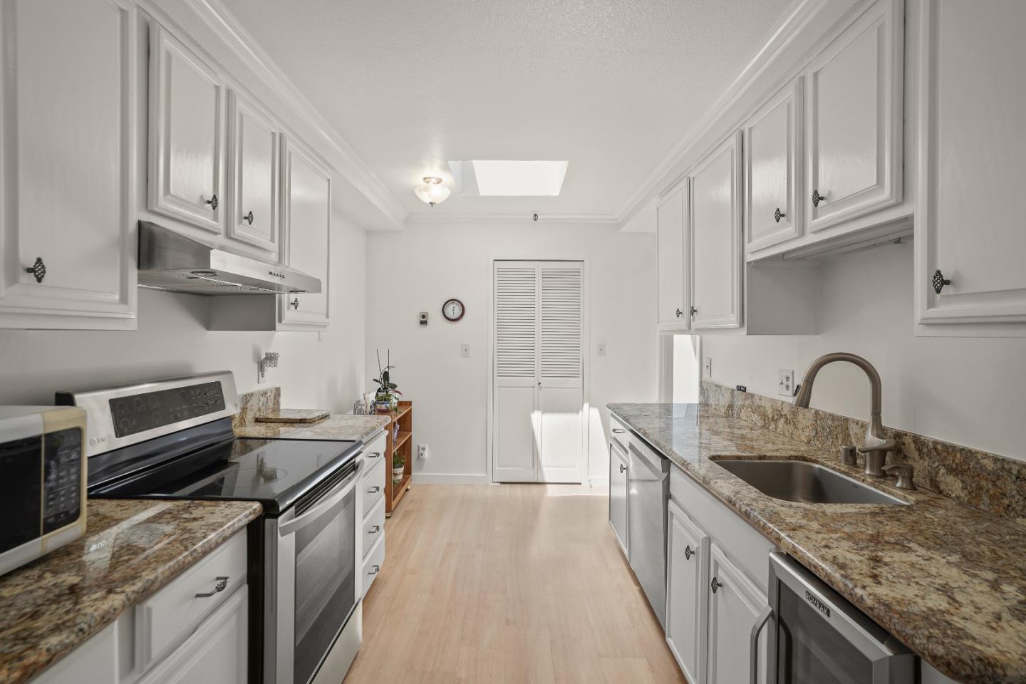 Detail Gallery Image 20 of 34 For 1500 Willow Ave #301,  Burlingame,  CA 94010 - 2 Beds | 2 Baths